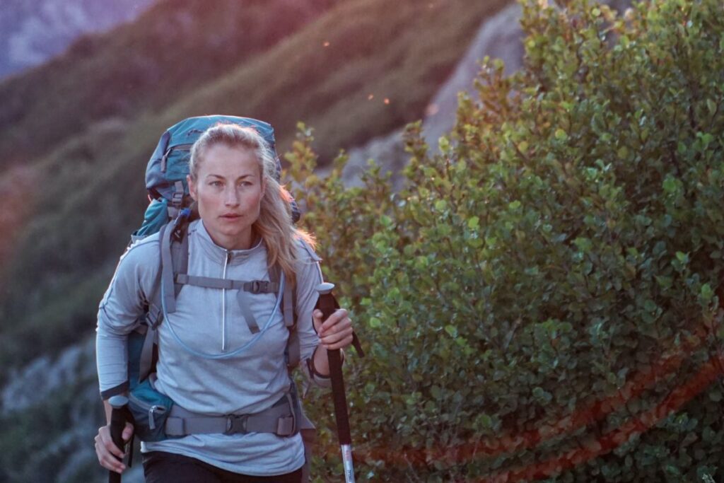 Kvinde på vandring i sit bedste vandretøj